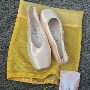 Classic fit points shoes Size 8